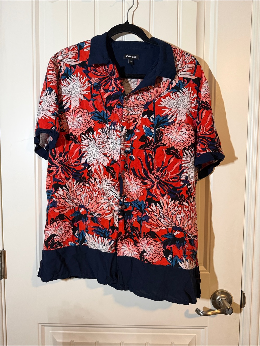 Express Men’s Red Floral Short Sleeve Button-Down with Navy Trim size L